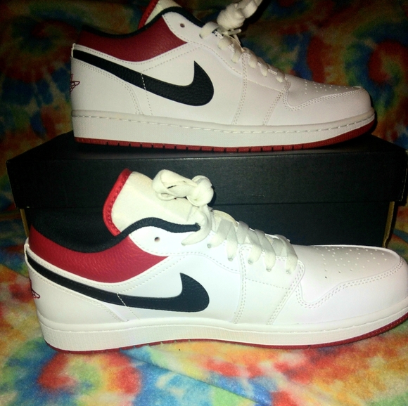 NIB- NIKE Air Jordan 1 low "Chicago" Men's 11 - Picture 2 of 10